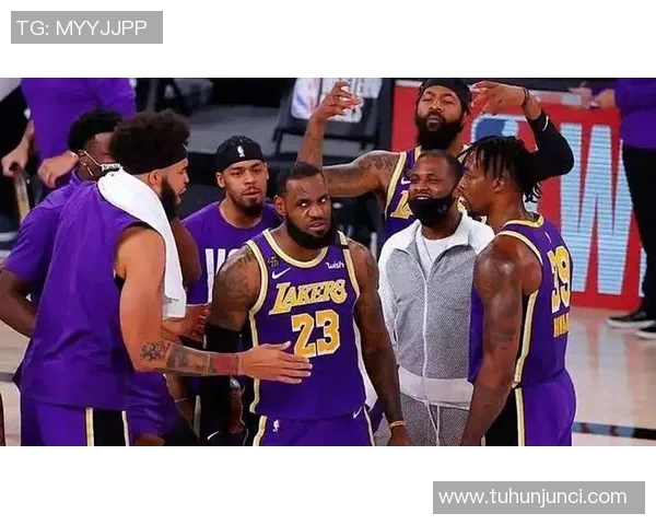 詹姆斯在湖人对火箭比赛中精彩得分表现引发球迷热议 詹姆斯在湖人对火箭比赛中精彩得分表现引发球迷热议