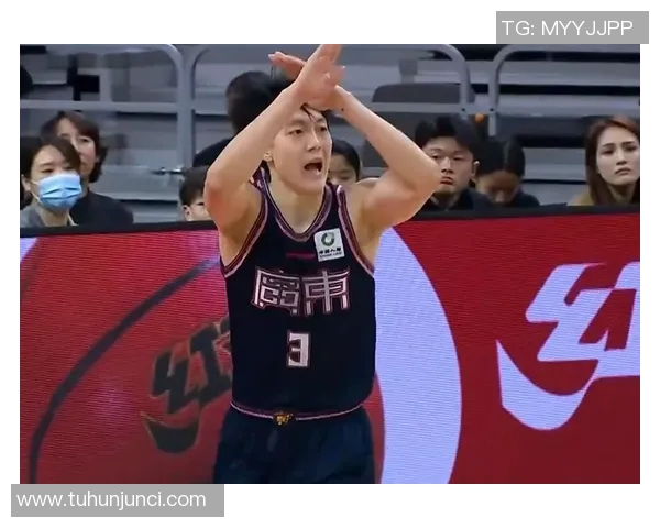 胡明轩：从青涩新秀到篮球场上的璀璨明星之路