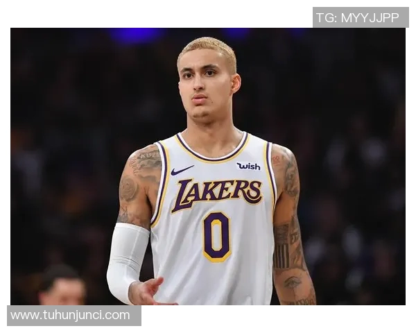 库兹马与戴维斯的对决谁能在赛场上更胜一筹引发球迷热议